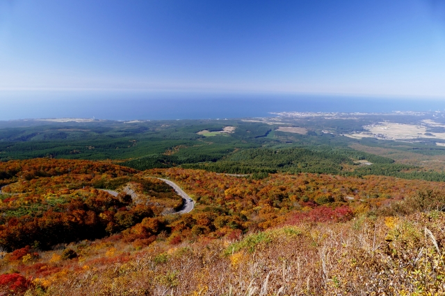 鳥海山と紅葉の風景
